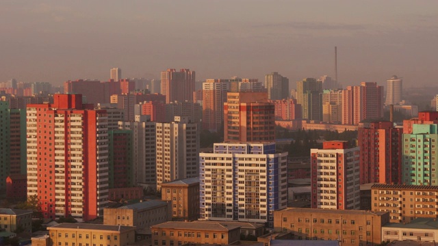 在朝鲜平壤市中心，从夜晚到白天，彩色房屋的延时拍摄令人惊叹。高丽酒店的广角镜头视频素材