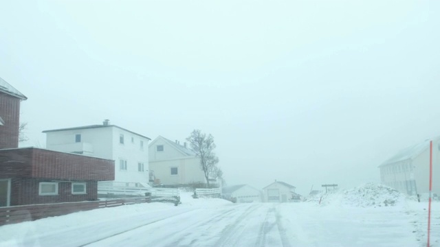 在挪威的斯堪的那维亚村庄里，一边开车一边欣赏雪景视频素材