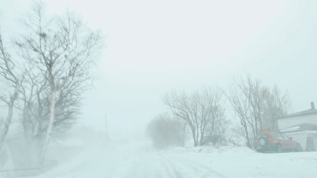 在挪威的斯堪的那维亚村庄里，一边开车一边欣赏雪景视频素材