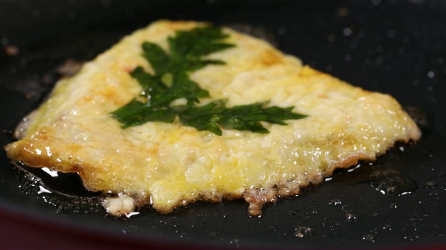 在平底锅上制作波拉克烙饼(也被称为全波拉克，韩国传统节日食品)视频素材