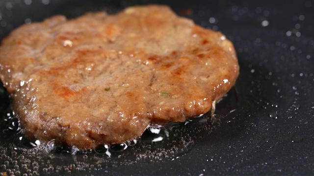 在平底锅上制作烤肋排饼(或韩国传统节日食物)视频素材