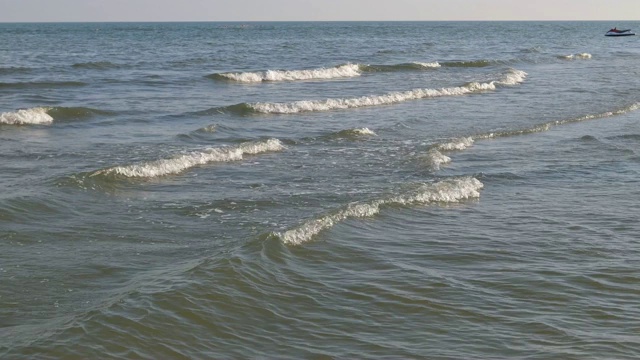 美丽的海浪在海里视频素材