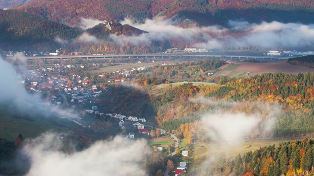 秋天的风景，有雾的早晨的山丘和村庄，斯洛伐克，时间流逝视频素材