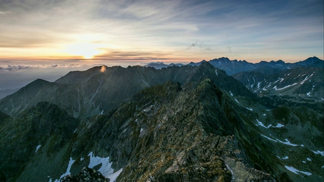 山日落全景景观Tatras, Rysy，斯洛伐克-时间流逝视频素材