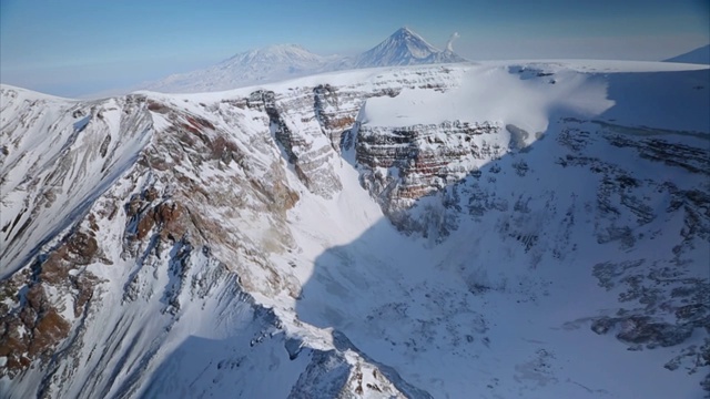 俄罗斯堪察加半岛上的活火山序列。视频素材