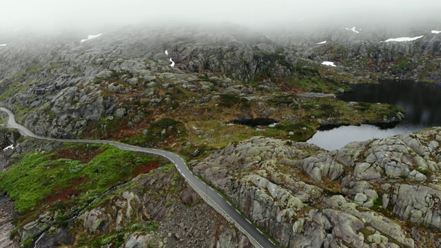 鸟瞰图。挪威山区的道路和湖泊视频素材