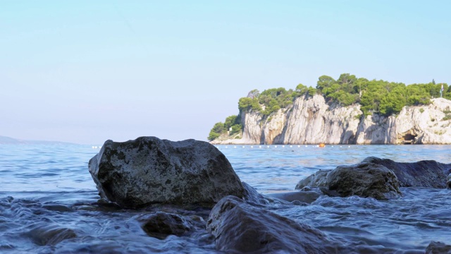 在克罗地亚的岩石海滩上冲浪视频素材