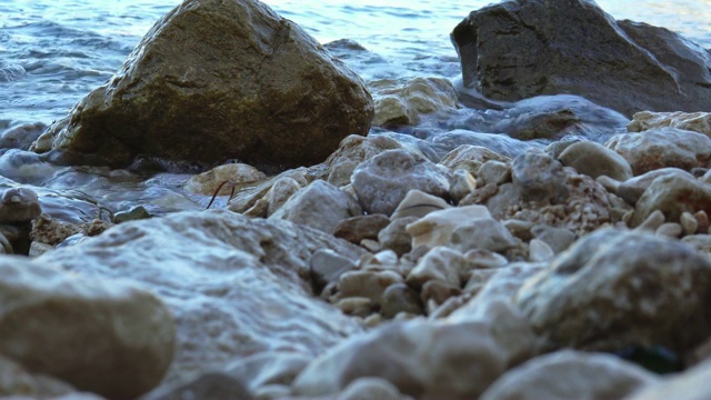 在克罗地亚的岩石海滩上冲浪视频素材