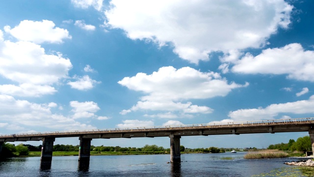 铁路桥横跨这条河，里面有火车。间隔拍摄视频素材