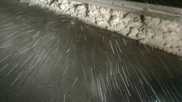 高速公路上的暴风雪视频素材