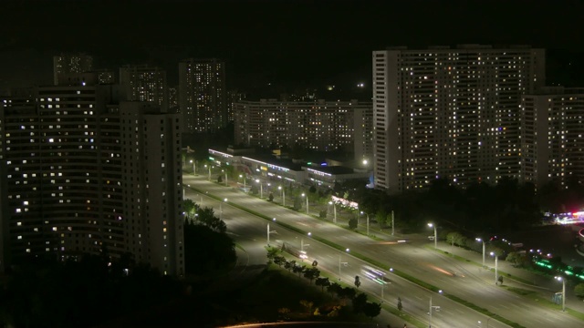 夜景:光bok街的住宅建筑和交通情况-中宽拍摄于夜间。朝鲜平壤视频素材