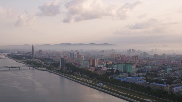 美丽的黄昏拍摄平壤五颜六色的房子，主体塔，Rungrado 1 of May Stadium, Taedong River，朝鲜，朝鲜。从上方远射视频素材