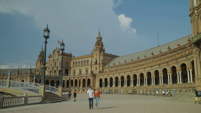 在西班牙塞维利亚的西班牙广场(Plaza de Espana / Seville)，倾斜到一对情侣视频素材