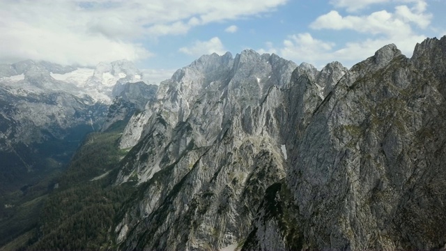 Gosaukamm和Dachstein massif的鸟瞰图，Gosau湖，Salzkammergut，上奥地利。视频素材