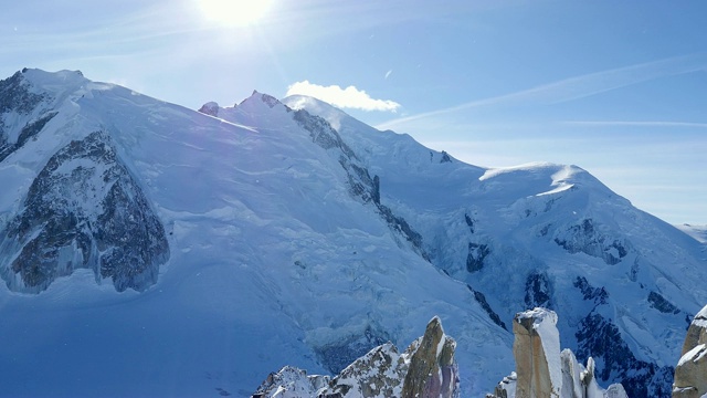 从法国chamonix的aiguille du MIDI峰，一览欧洲阿尔卑斯山美景视频素材