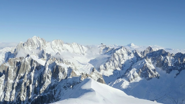 从法国chamonix的aiguille du MIDI峰，一览欧洲阿尔卑斯山美景视频素材