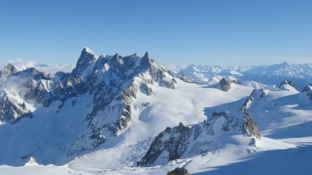 从法国chamonix的aiguille du MIDI峰，一览欧洲阿尔卑斯山美景视频素材