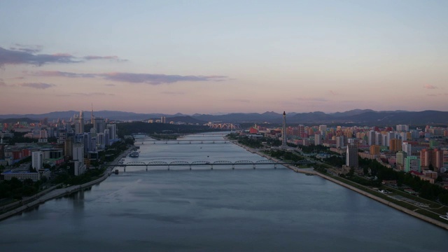 令人敬畏的日落平壤天际线在朝鲜，朝鲜。从上面的宽镜头。白天到晚上拍摄主体塔，大同江，五一体育馆视频素材