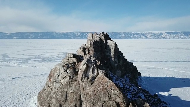 一架无人机在贝加尔湖的冰晶冰面上飞翔。前视图。自然背景和图案视频素材