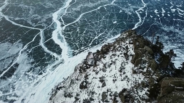 一架无人机在贝加尔湖的冰晶冰面上飞翔。前视图。自然背景和图案视频素材