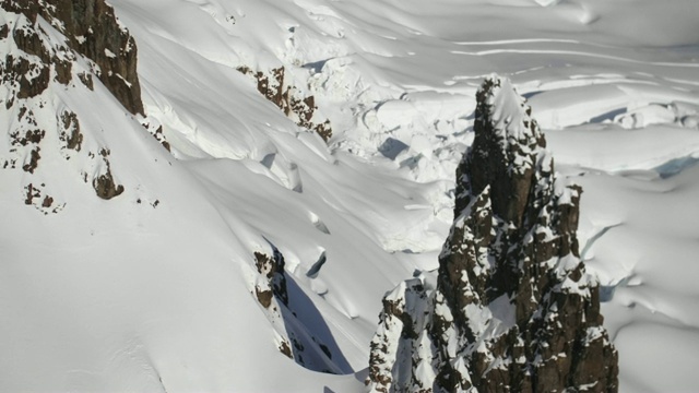 空中飞行雪山尖峰飞越云台拍摄视频素材