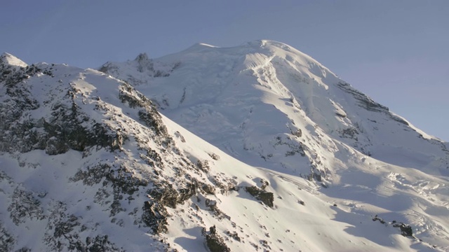 从后面的雪脊鸟瞰大山峰-贝克喀斯喀特山脉视频素材