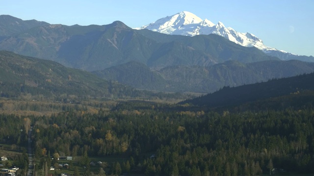 从空中飞行在Whatcom县森林山谷的贝克山顶的观点视频素材