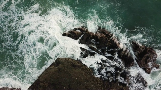 在加州拉古纳海滩，海浪从上面溅向巨大的岩层视频素材