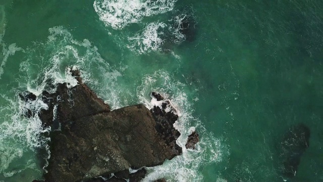 在加州拉古纳海滩，海浪从正上方溅向巨大的海岸岩层视频素材