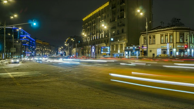 夜晚十字路口的交通堵塞时间流逝视频素材