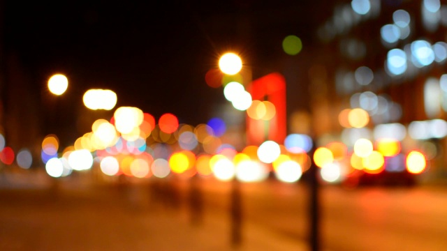 傍晚街道上模糊的彩灯视频下载
