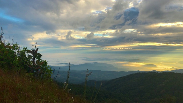 泰国清迈芒宗山顶的光线和云视频素材