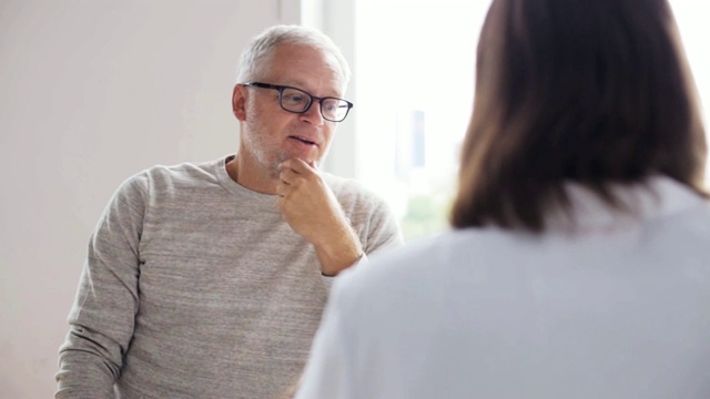 老人和医生在医院开会视频素材