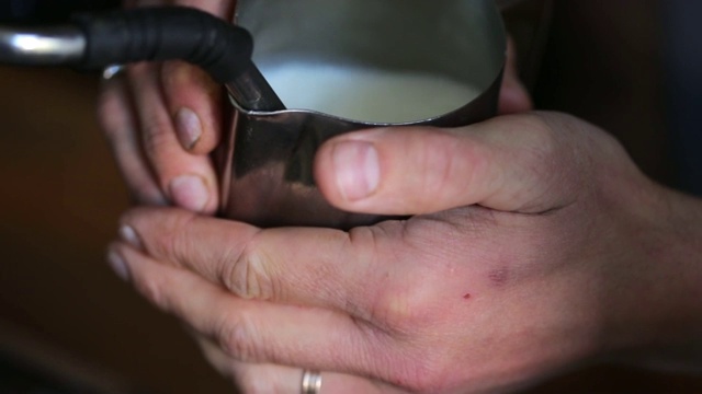 牛奶搅拌的特写镜头视频素材