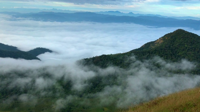 泰国清迈芒宗山顶的雾和云视频素材