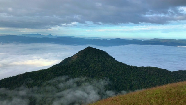 泰国清迈芒宗山顶的雾和云视频素材