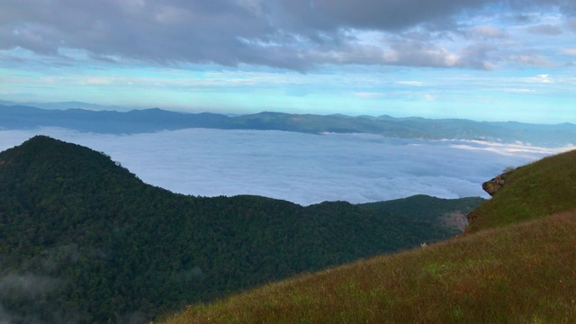 泰国清迈芒宗山顶的雾和云视频素材