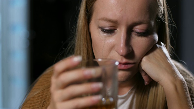 酗酒的女人喝太多酒后感到头晕视频素材