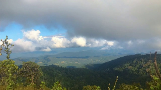 泰国清迈芒宗山顶的雾和云视频素材