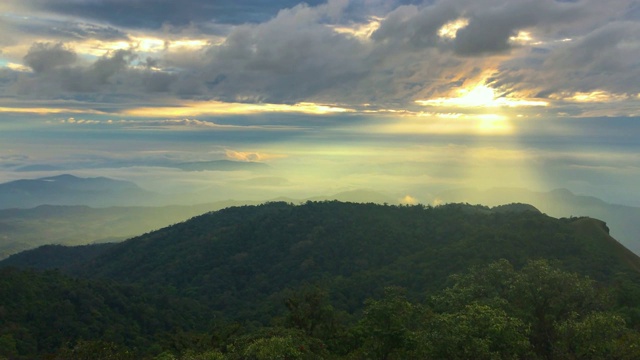 泰国清迈芒宗山顶的光线和云视频素材