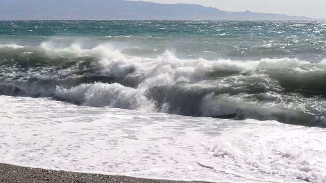 海浪和风吹在沙滩上视频素材