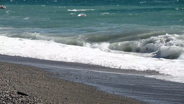 船在波涛汹涌的海面上视频素材