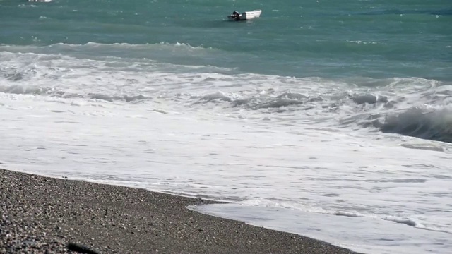 船在波涛汹涌的海面上视频素材