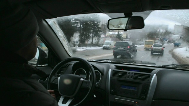 男人开车。在城市糟糕的道路上开车。视频素材