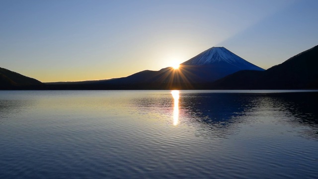 2019年1月7日，元津湖上的日出和富士山全景视频下载