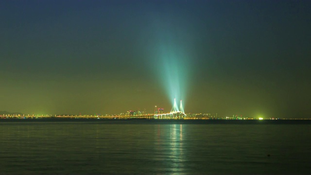 夜景仁川大桥(是韩国最长的大桥，长21.39公里)在仁川的海上视频素材