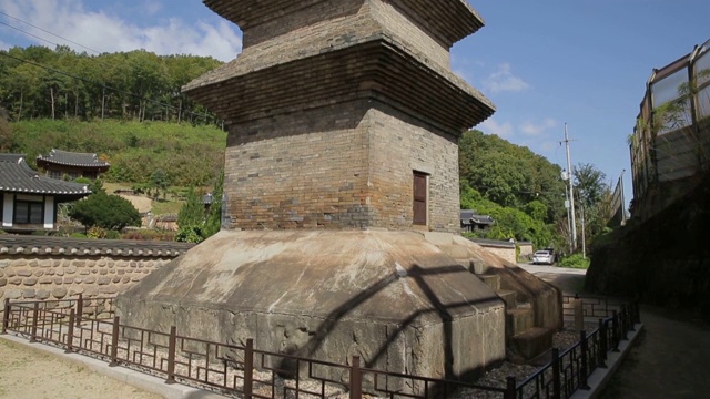 安东Beopheungsa寺遗址的七层砖塔(韩国现存最古老的砖塔)视频素材