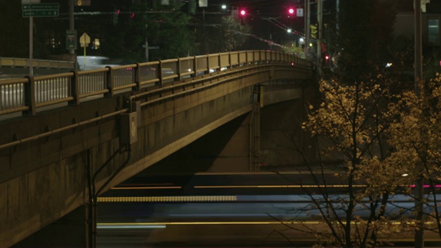 夜间交通高速公路立交桥时间流逝灯条纹汽车停止和走红灯绿灯视频素材