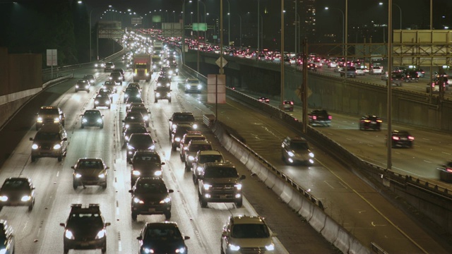 西雅图交通堵塞缓慢行驶的交通夜车辆在高速公路立交桥上视频素材