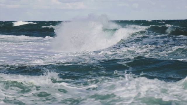 汹涌的地中海和海浪视频素材